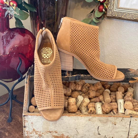 Vince Camuto Shoes - NWOT Vince Camuto Booties